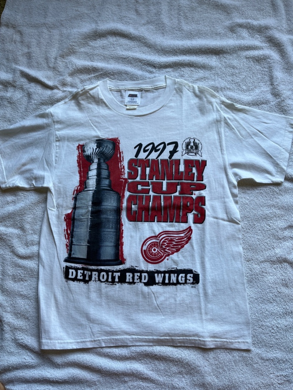 NWOT Detroit Red Wings 1997 Stanley Cup Champs White Graphic Tee Youth 16/18